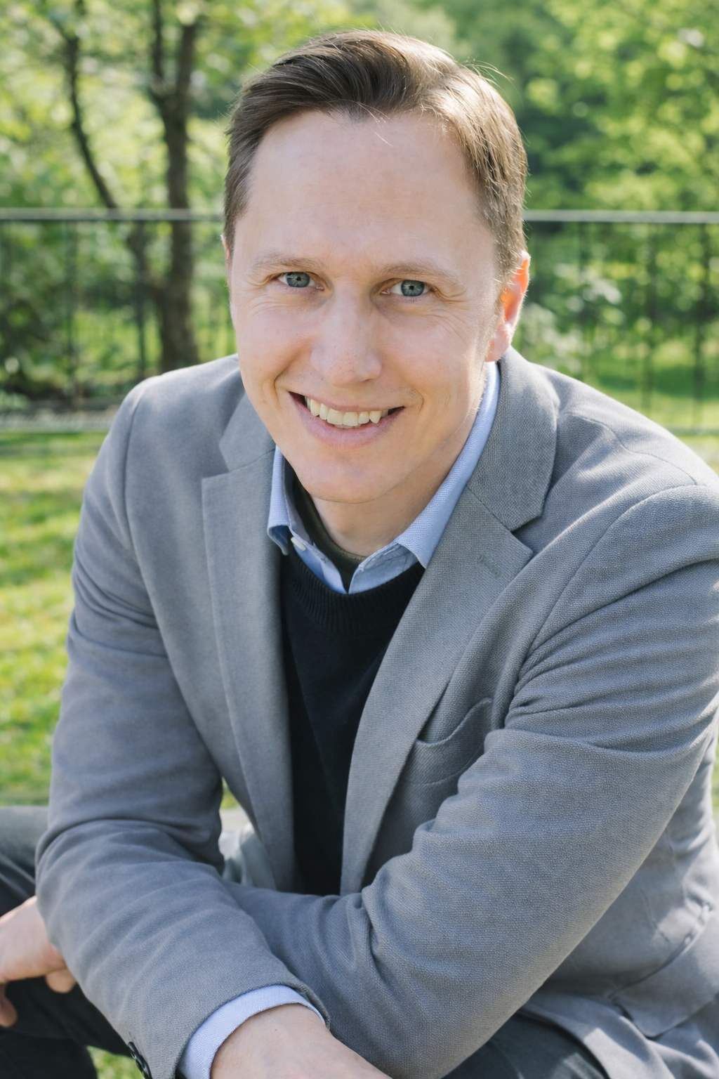 Mirko Wünsche im Sakko im Freien
